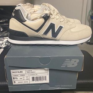NIB New Balance 574 V2 Womens, Angora/Black